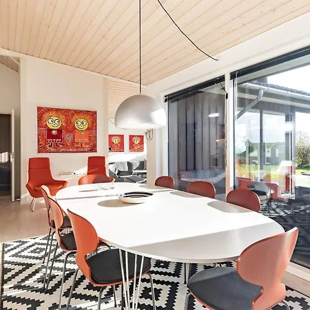 Seaside Retreat With Holiday home