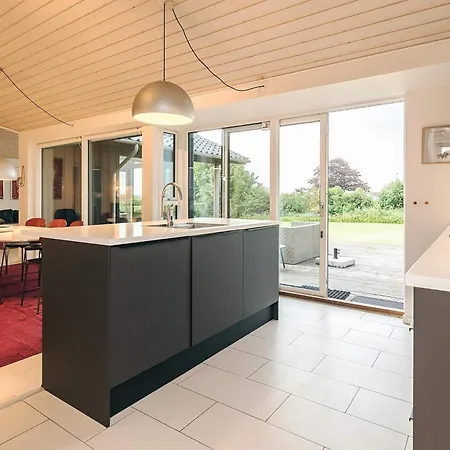 Dom wakacyjny Seaside Retreat With Spa Bøjden
