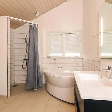 Seaside Retreat With Holiday home Bojden