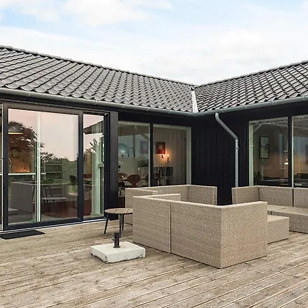 Seaside Retreat With Spa Dom wakacyjny Bøjden